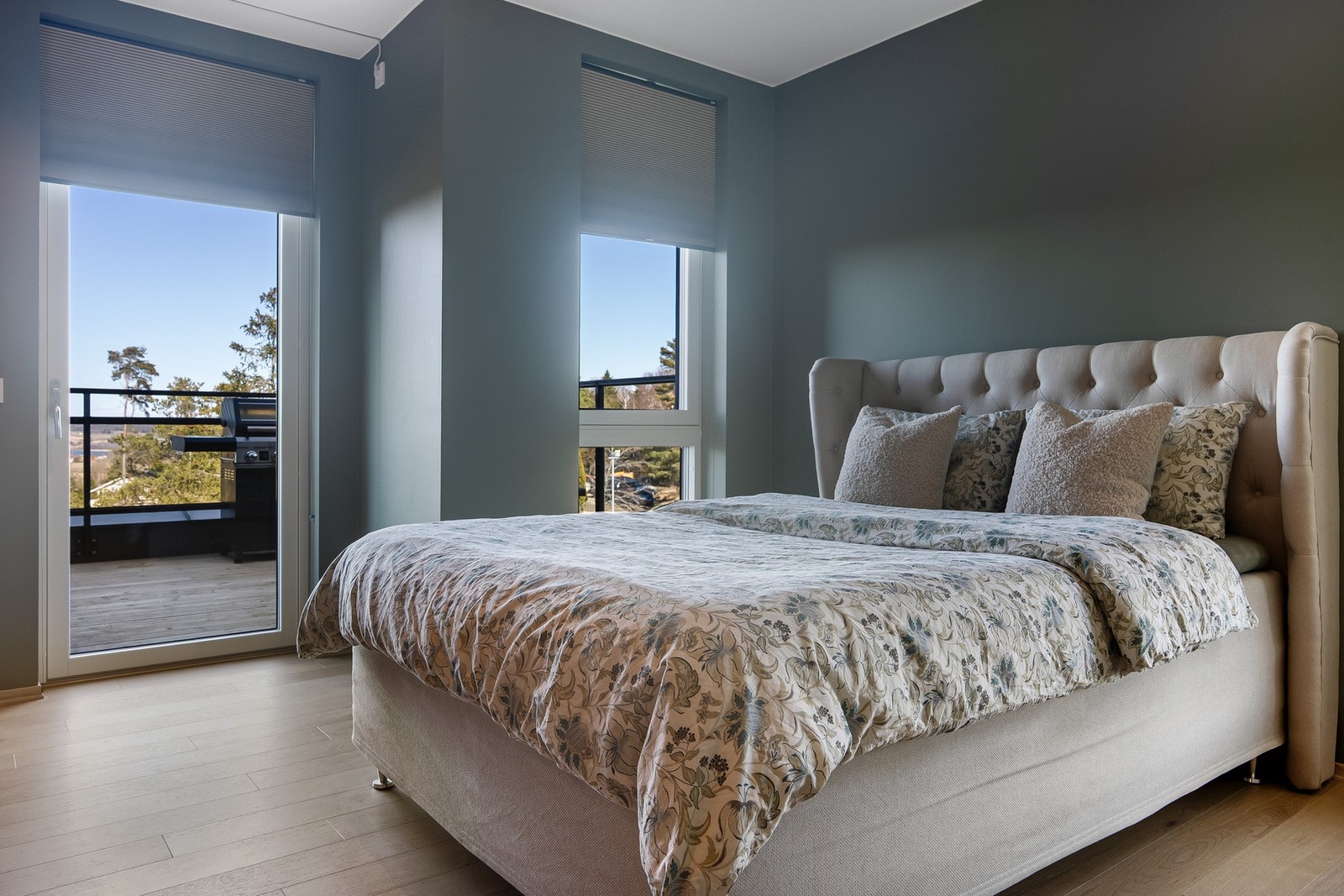 Hovedsoverommet med vinduer mot nord, har eget, privat bad og utgang til terrassen. Galleribilde