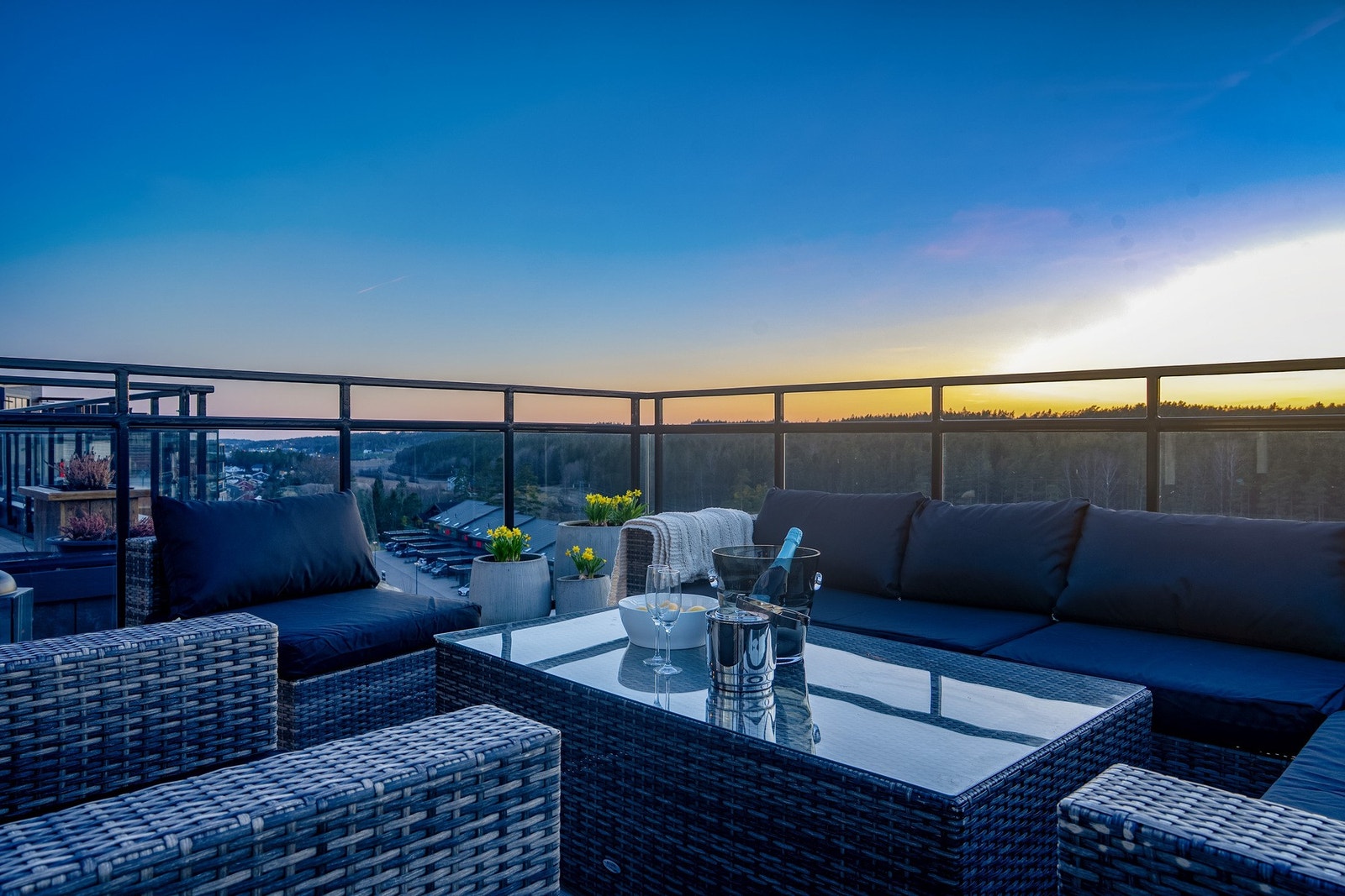 Terrassen er stor med plass til flere sittegrupper der du kan nyte solen fra den står i syd, til den går ned i vest. Galleribilde