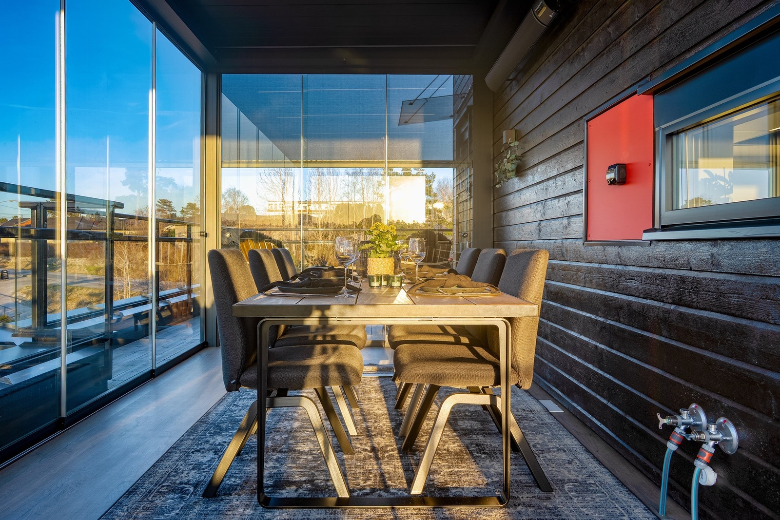 Den innglassede delen av terrassen forlenger sesongen og tillater selskapet å sitte "ute" etter duggfall. Galleribilde
