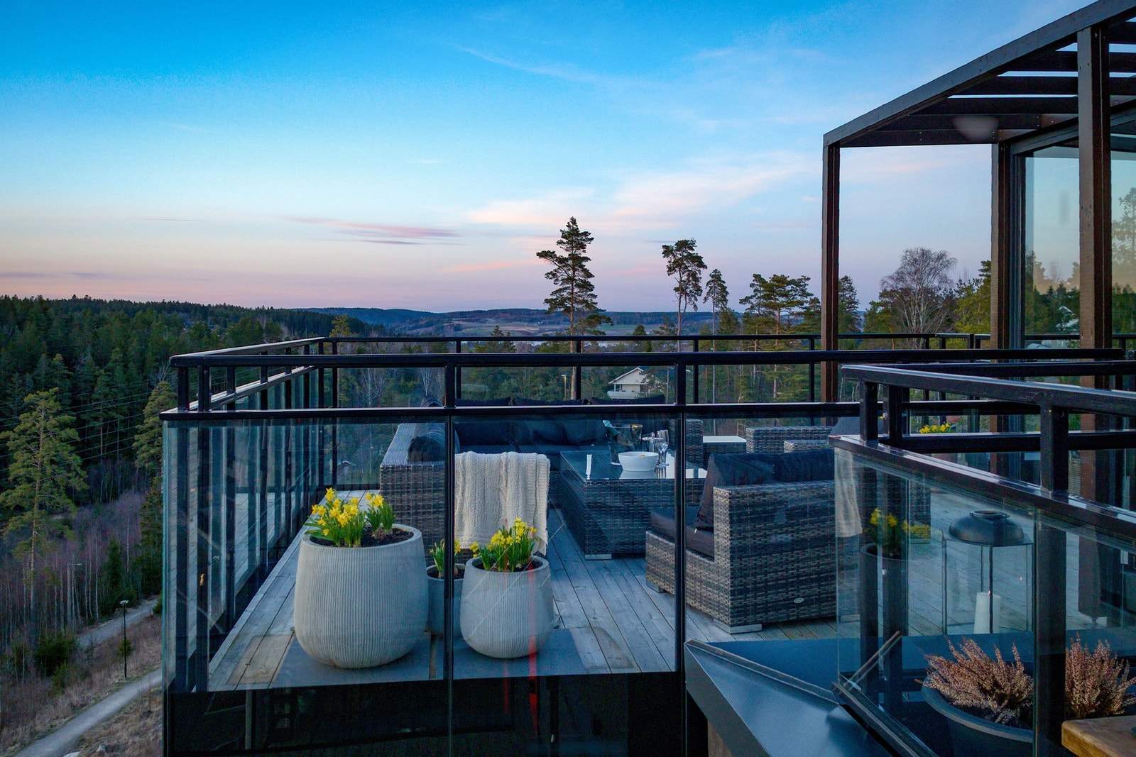 Med en utsikt og terrasse som dette kan du samle på solnedganger. Galleribilde