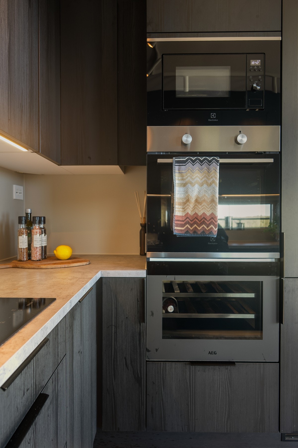 Intergrerte hvitevarer, kjøl/frys, stekeovn i benkehøyde, Micro og vinskap, oppvaskmaskin. Galleribilde