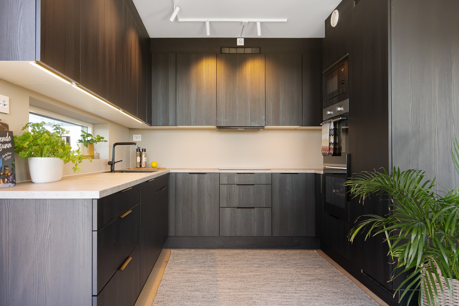 En innholdsrik og elegant kjøkkeninnredning fra Kvik kjøkken. Galleribilde