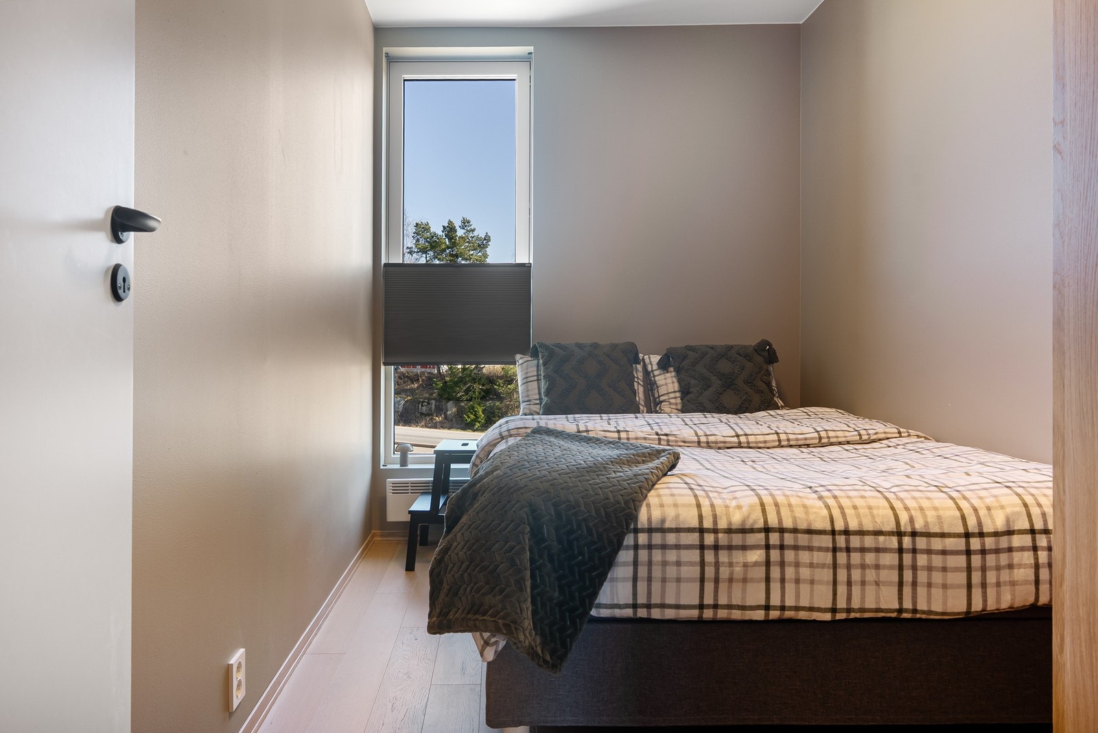 Soverom nr to med vindu mot øst. Galleribilde