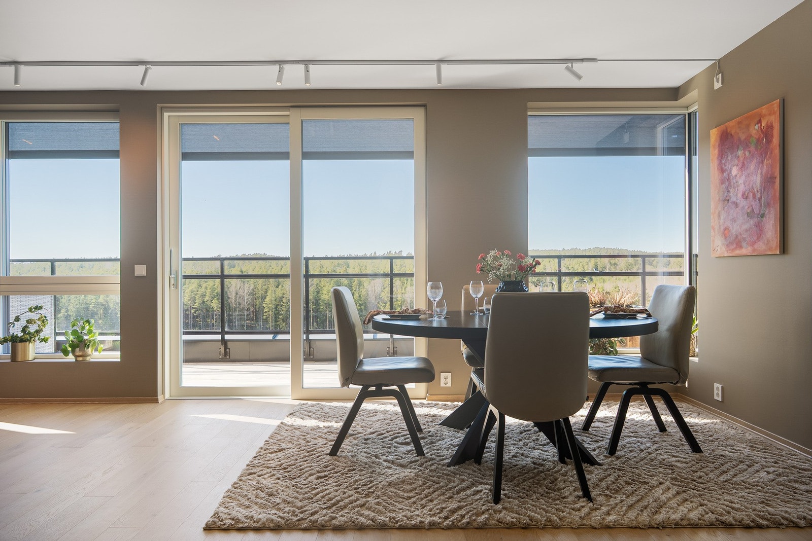 Nyt utsikten til frokost, lunsj og middag. Galleribilde