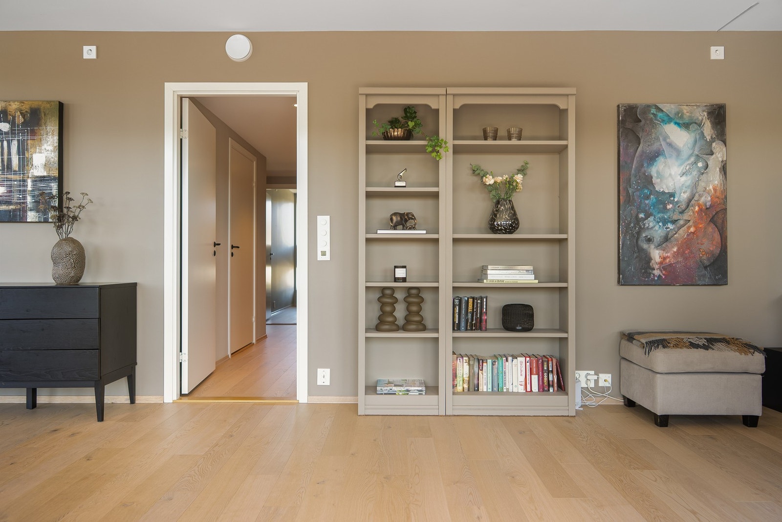 Fra stuen til entreen. Galleribilde