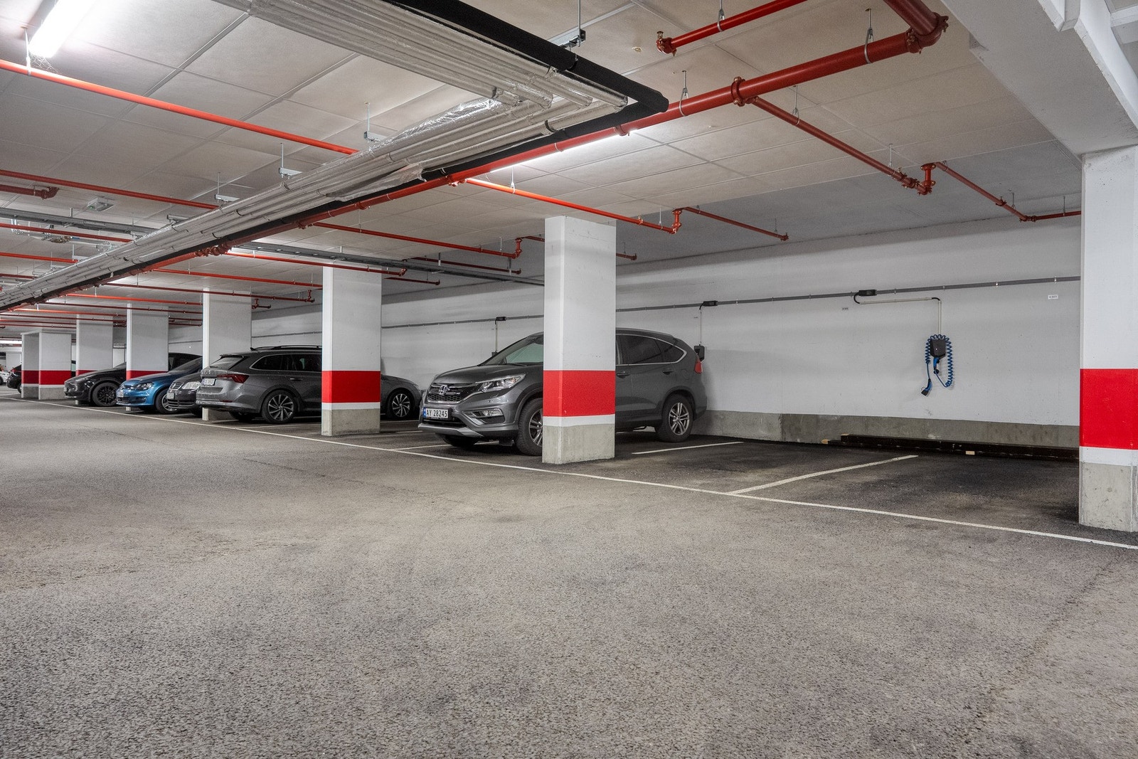 Leiligheten har to biloppstillingsplasser - utstyrt med en el-billader. Galleribilde