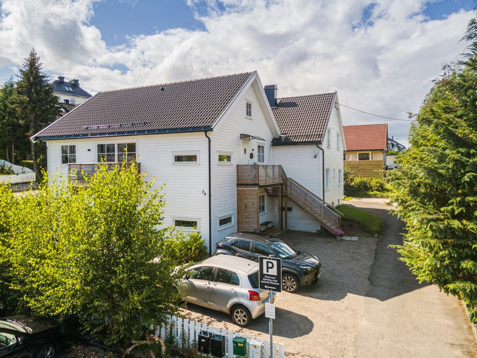 Leiligheten ligger i andre etasje i en flermannsbolig, i et idyllisk villaområde, tett på sjøen og byen. Galleribilde