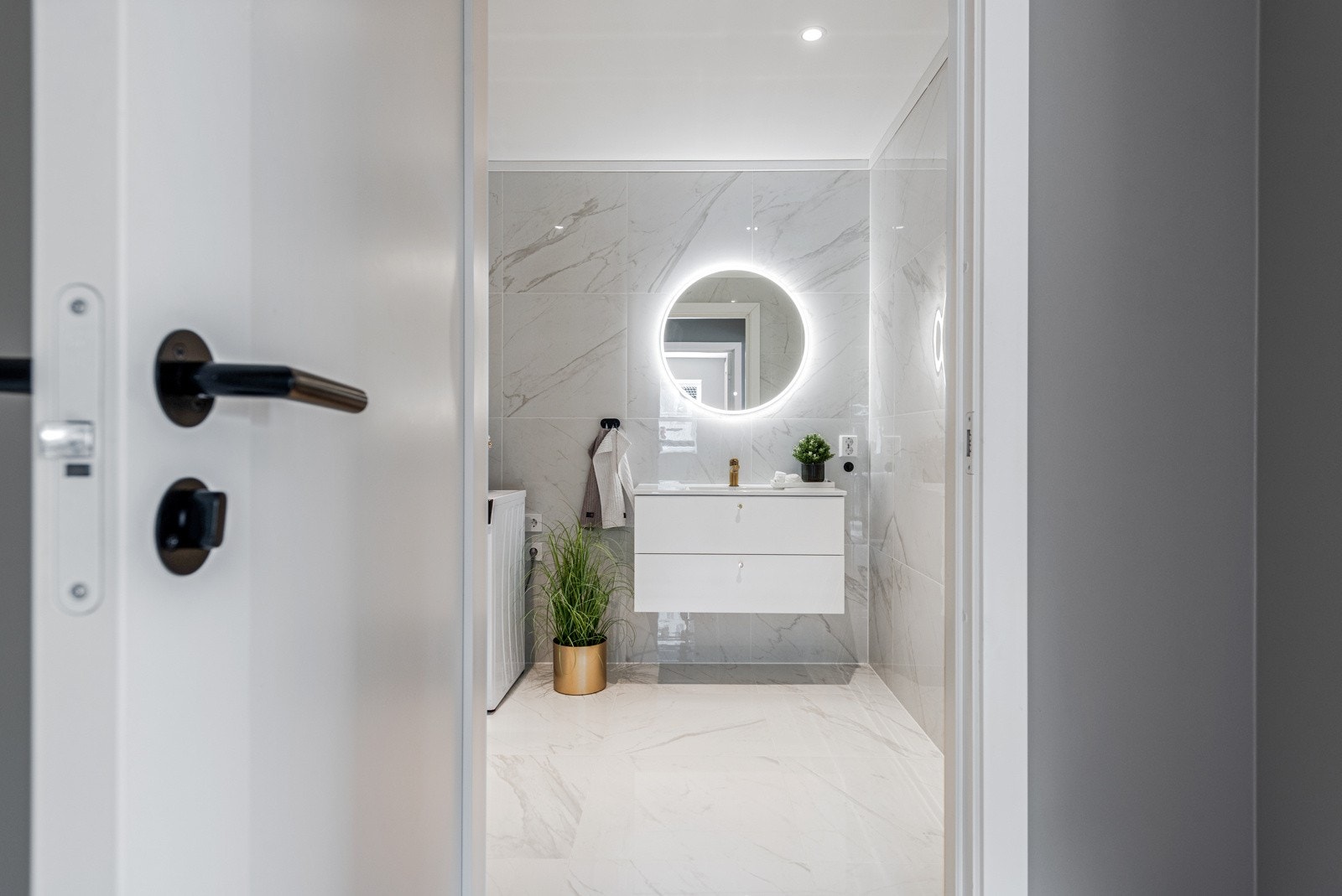 Badet er lekkert og moderne - et deilig, lyst rom å starte dagen i. Galleribilde