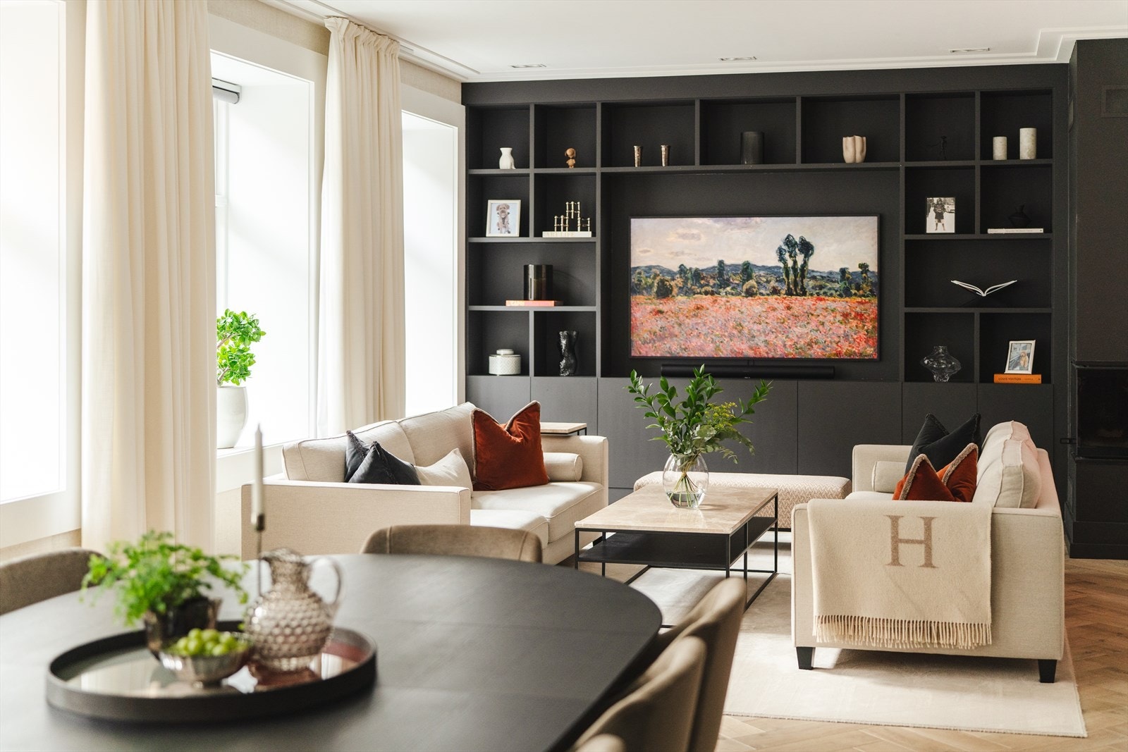 Leiligheten ble renovert i 2022, og holder gjennomgående høy standard. Dette er en særdeles tiltalende high-end leilighet med moderne innredning og smakfulle farge- og materialvalg. Galleribilde