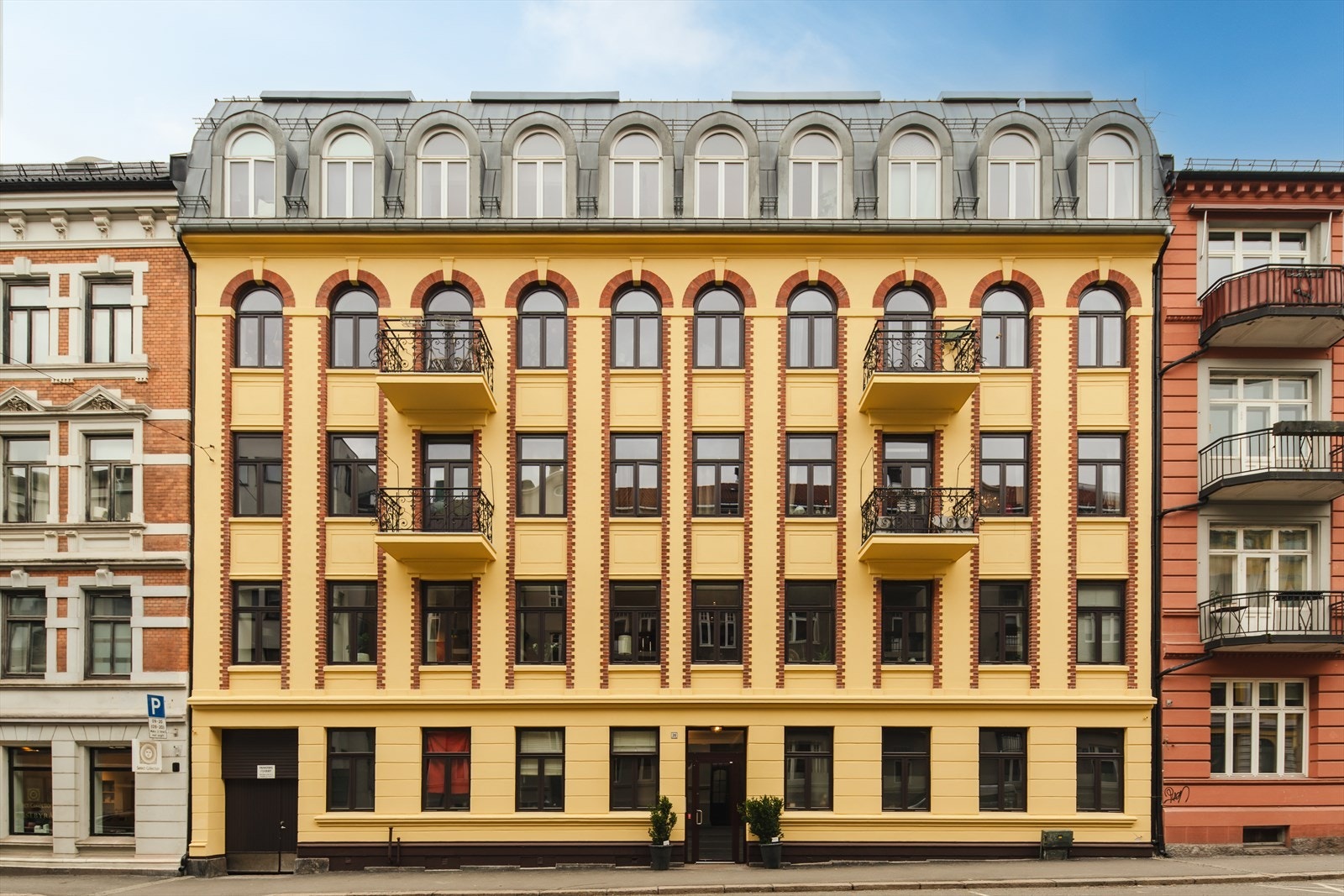 I Neuberggata 20 bor du i en ærverdig bygård i et fasjonabelt nabolag bestående av klassisk kvartalsbebyggelse. I området er det beboerparkering, samt kort vei til ladeplasser for el-bil. Galleribilde