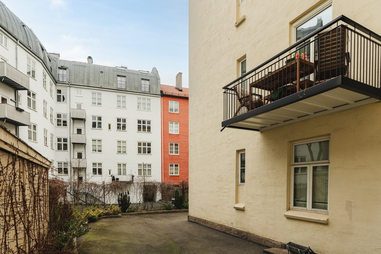 Bakgård med felles sykkelparkering. Galleribilde