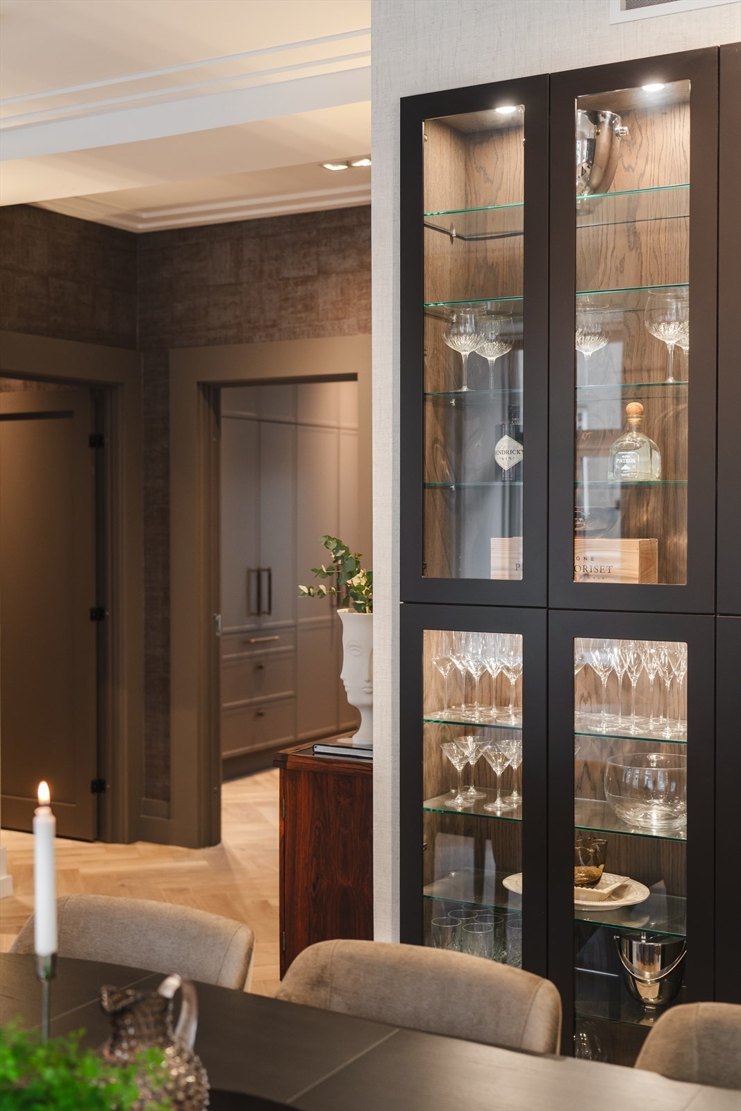 Flotte innebygde vitrineskap ved innvendig belysning i spisestue gir rikelig og smakfull oppbevaringsplass til glass og servise. Galleribilde