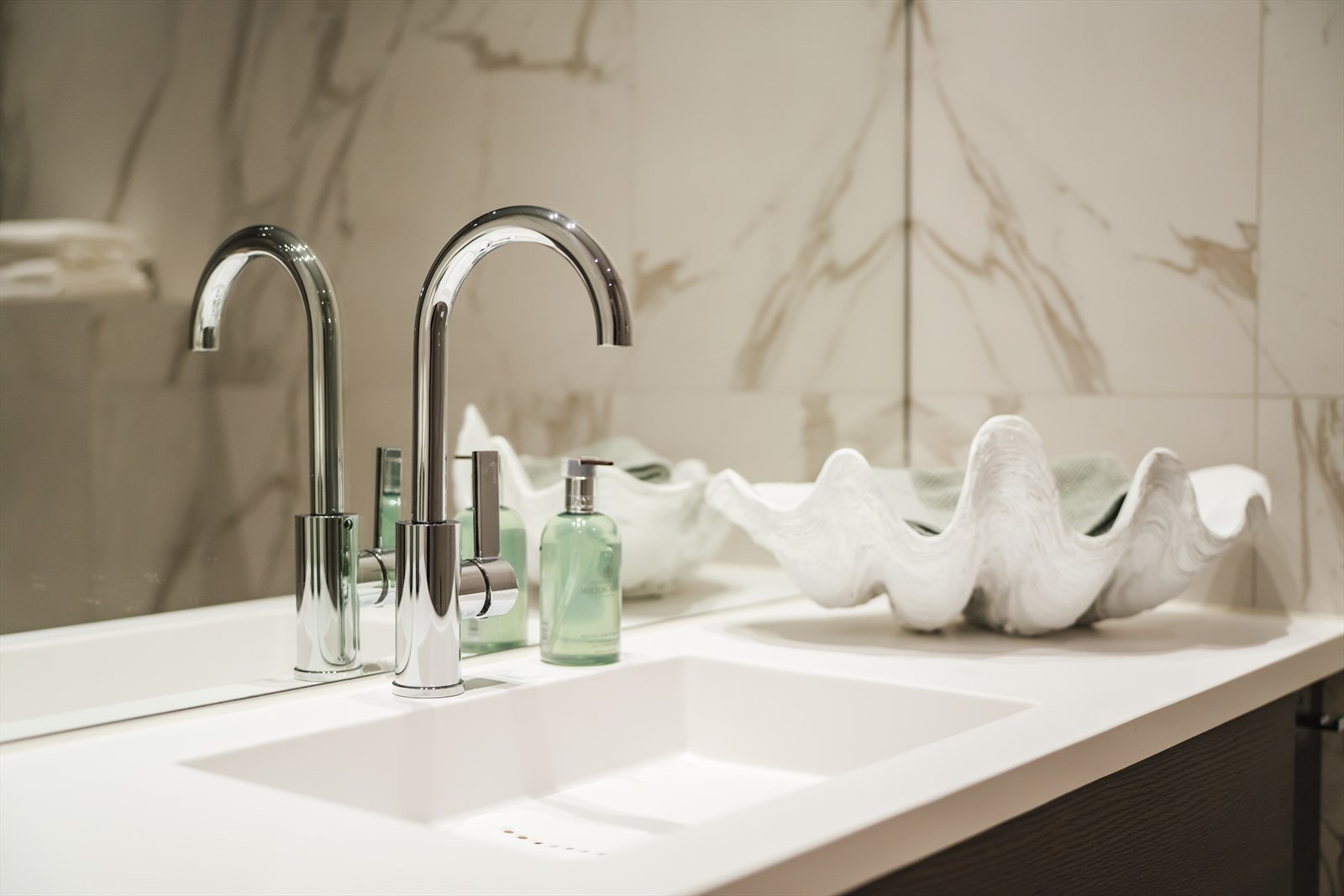 Badene er innredet med Strai baderomsmøbler med komposittservanter, Tapwell blandebatterier og Duravit ME by Strack toaletter. Galleribilde