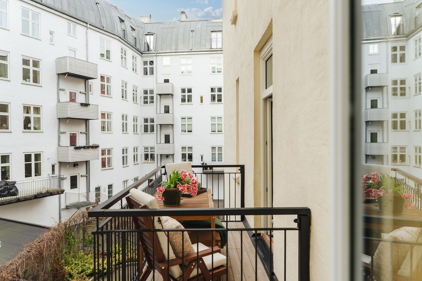 Koselig balkong som ble satt opp i 2022 vender mot bakgård. Galleribilde