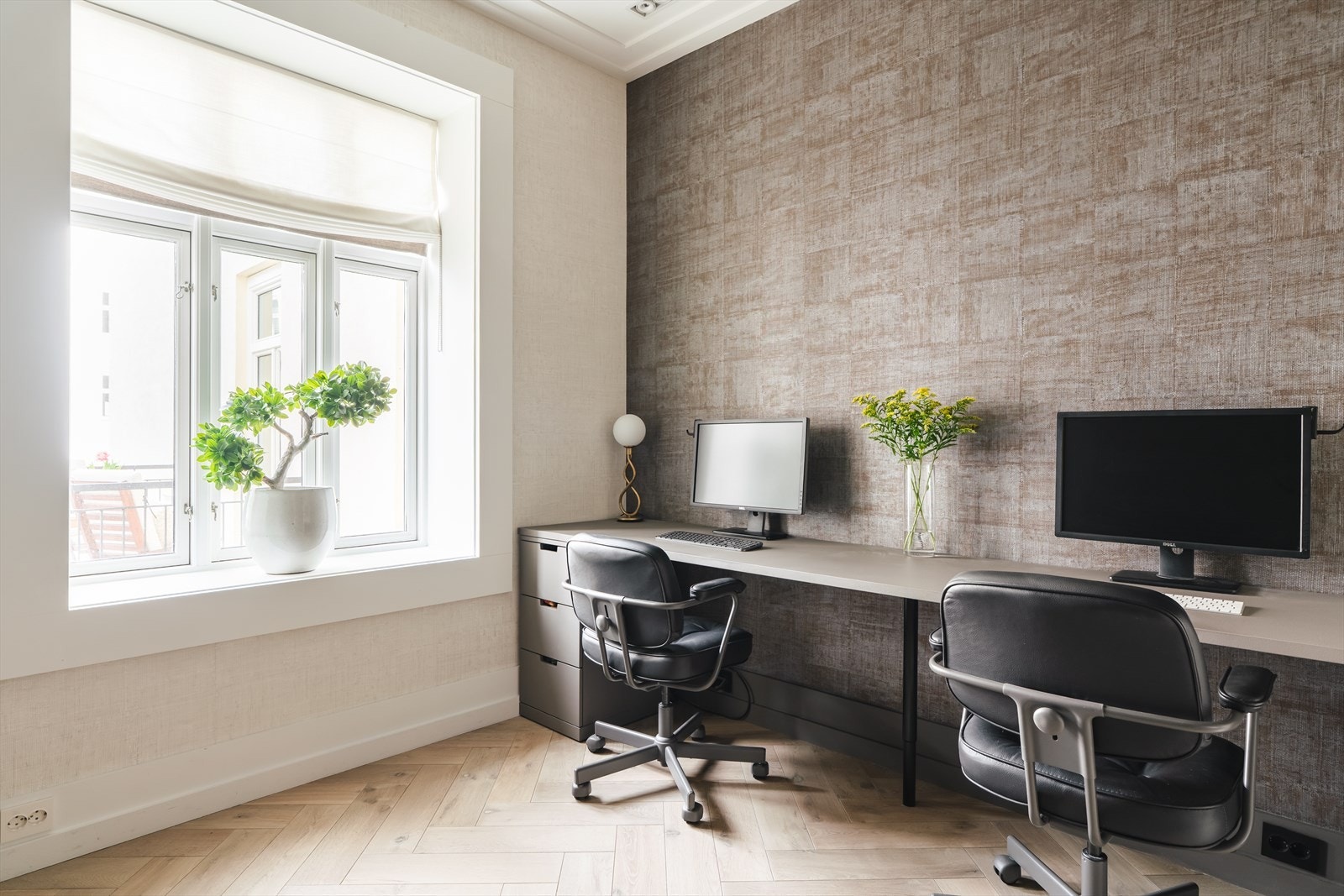 Leiligheten har Smarthusteknologi med app-styring av belysning. Det er også fem app-styrte røykvarslere i leiligheten (Google Nest Protect). Galleribilde