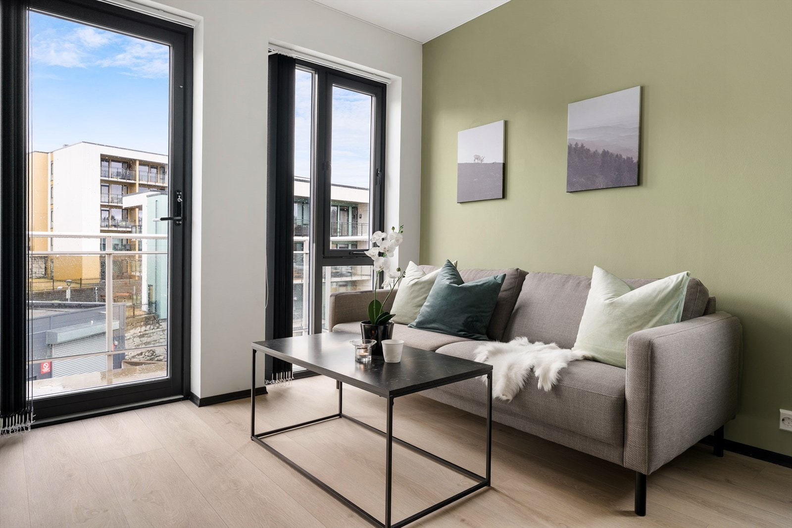 Felleskostnadene inkluderer blant annet fjernvarme, kabel-TV, internett, bygningsforsikring og diverse drift/vedlikehold i sameiet. Galleribilde