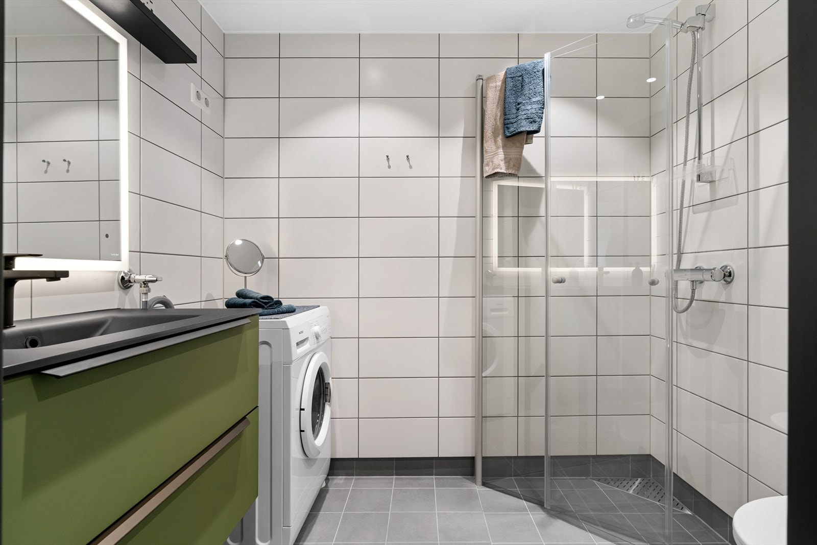 Flislagt bad med behagelig varme i gulv. Galleribilde