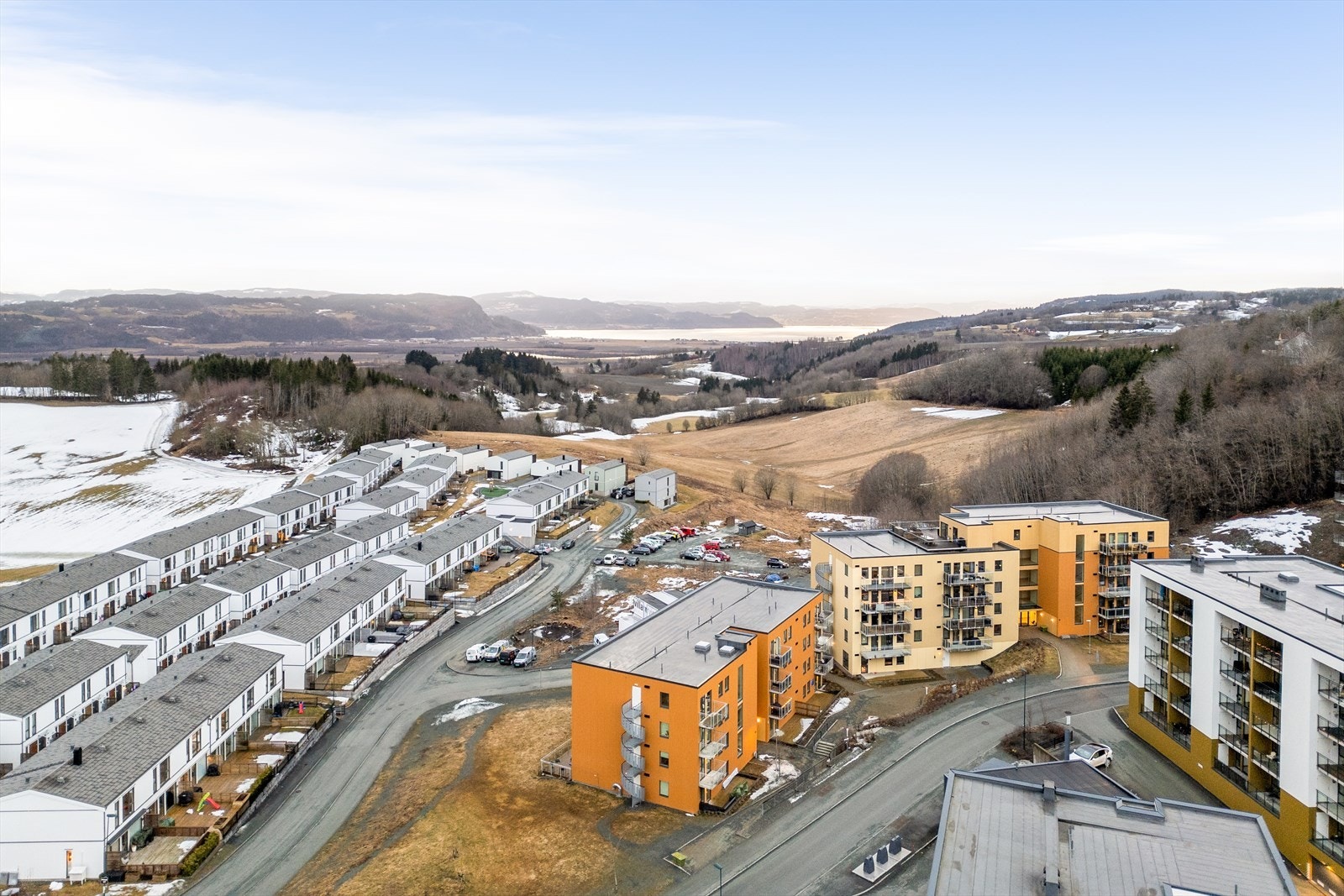 Lund Østre ligger med umiddelbar nærhet til marka. Fine og enkelt tilgjengelige turstier om sommeren - herlige skiløyper om vinteren! Galleribilde