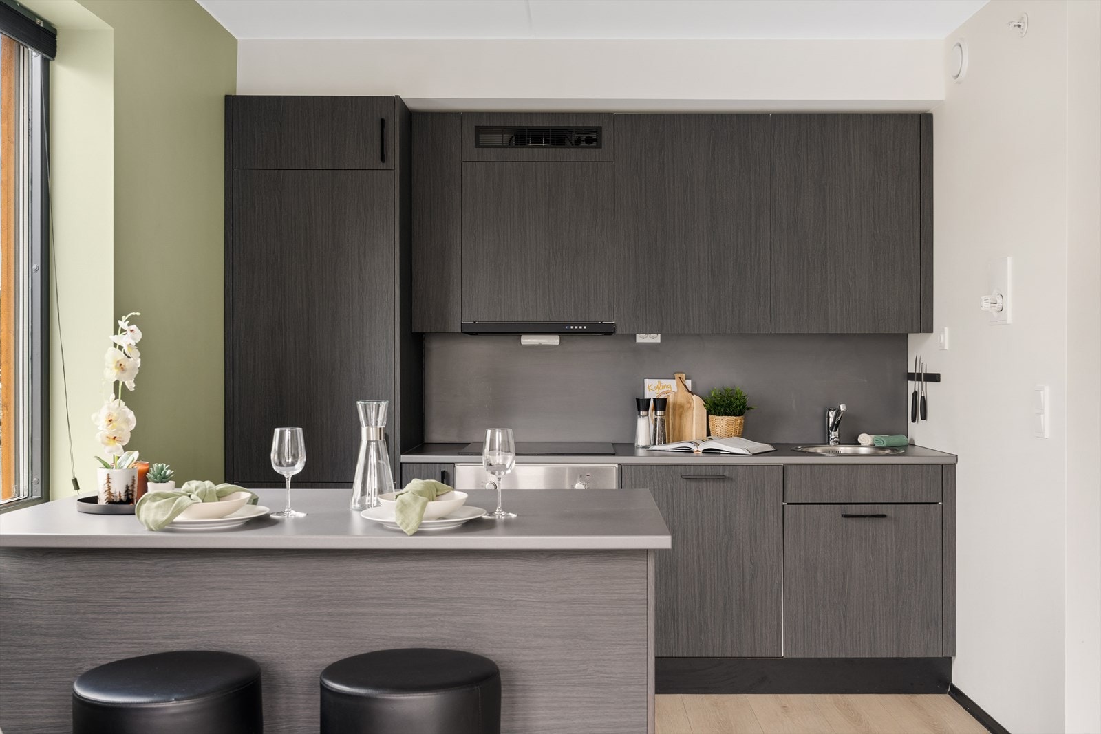 Ny eier får gleden av integrert kjøle-/fryseskap, oppvaskmaskin og komfyr med induksjonstopp. Galleribilde