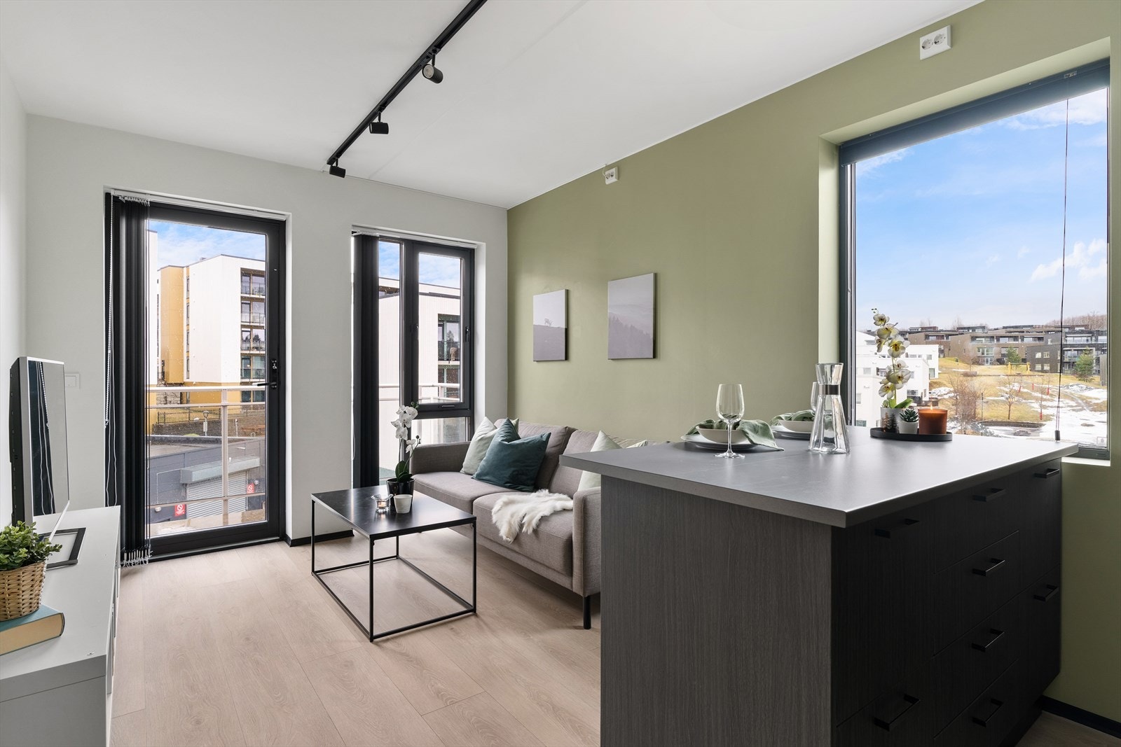 Lekker 3-roms selveierleilighet med balkong, heisadkomst og fast garasjeplass med mulighet for elbil-lading. Galleribilde