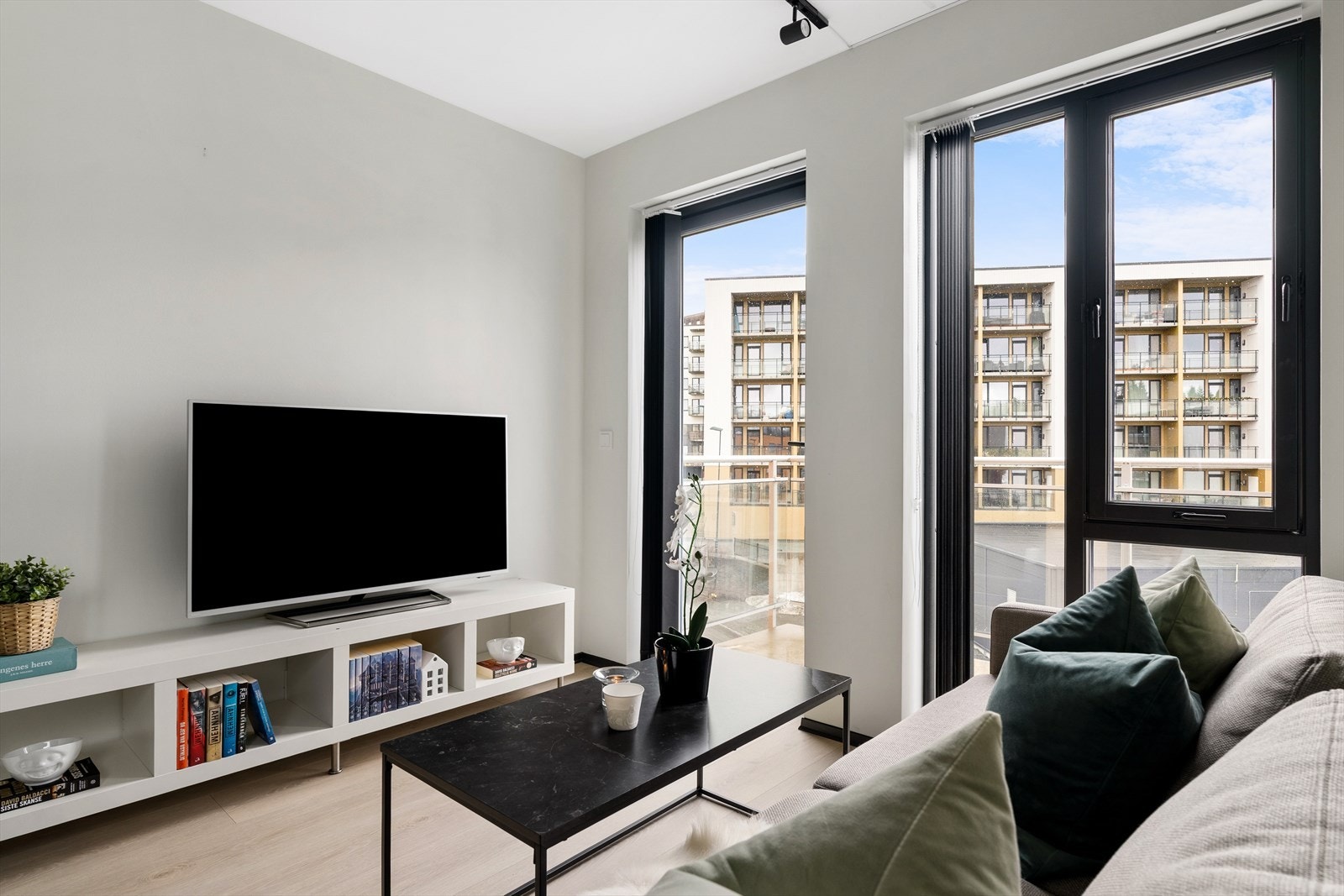 Totalt BRA-e på 43 m² med en praktisk og arealeffektiv planløsning. Leiligheten inneholder entré/gang, stue/kjøkken, bad, to soverom og balkong. Galleribilde