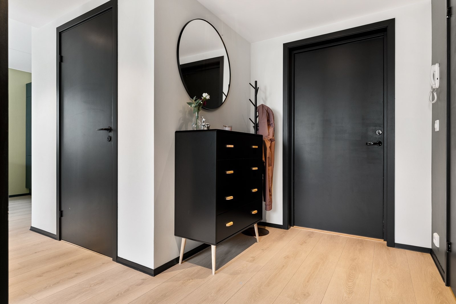 Velkommen inn! Etter å ha parkert i garasjen har man enkel adkomst opp til leiligheten via heis. Galleribilde