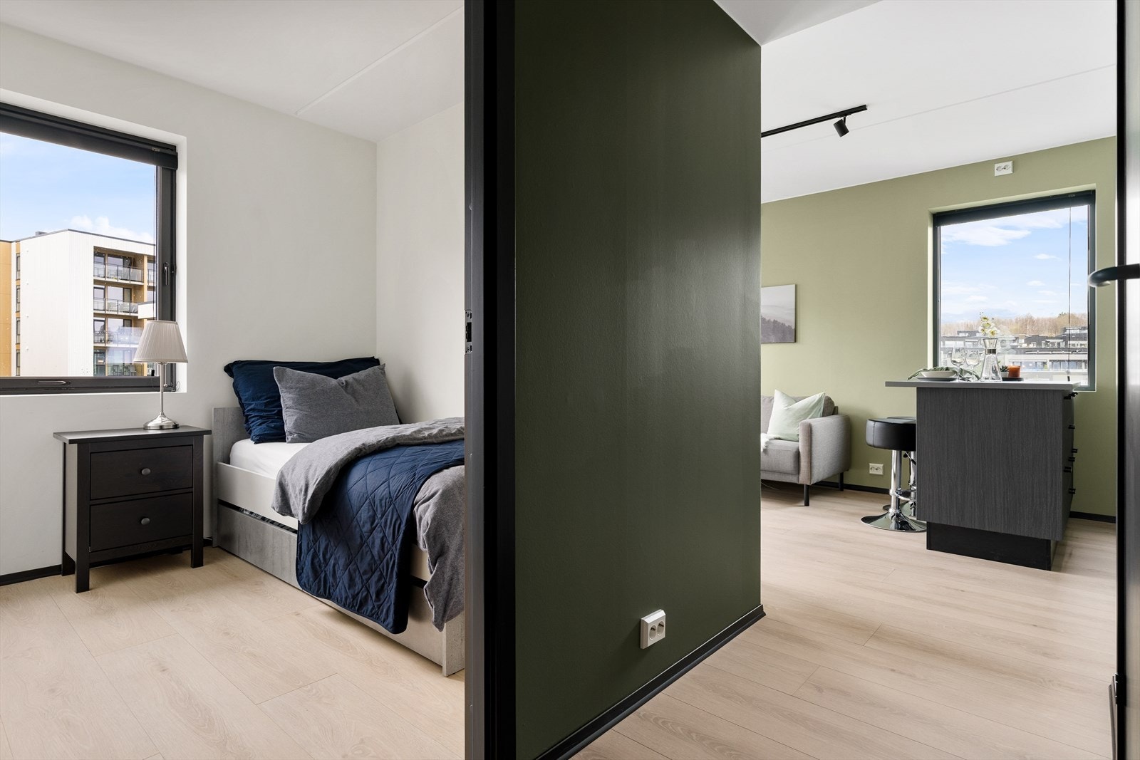 Merk listefrie overganger mellom vegger og tak som bidrar til et sømløst og moderne uttrykk. Galleribilde