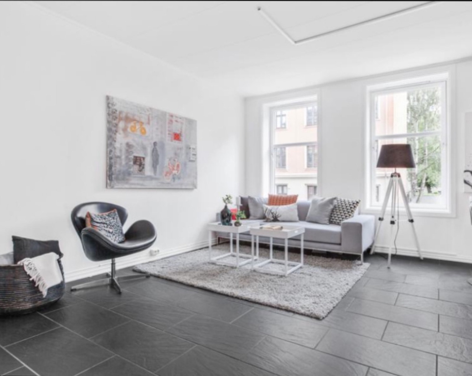 Leiligheten har en ideell beliggenhet for deg som ønsker å bo sentralt på Grünerløkka, men samtidig i rolige og tilbaketrukne omgivelser. (Bilde fra tidligere salgsoppgave da leiligheten hadde andre vinduer) Galleribilde