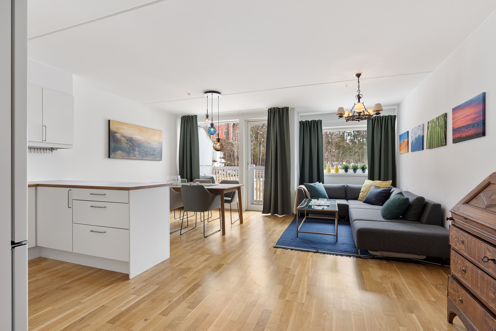Leiligheten har en lys og moderne åpen løsning mellom stue og kjøkken, hvor det er godt med store vindusoverflater. Galleribilde