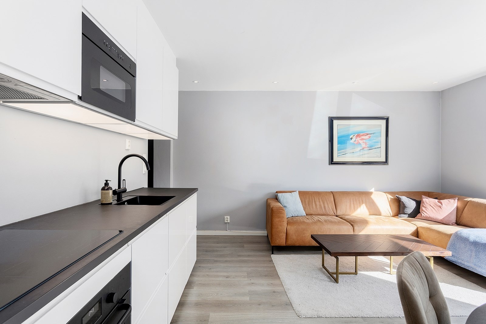 Kjøkkenet er beliggende i åpen løsning mot stuen. Galleribilde