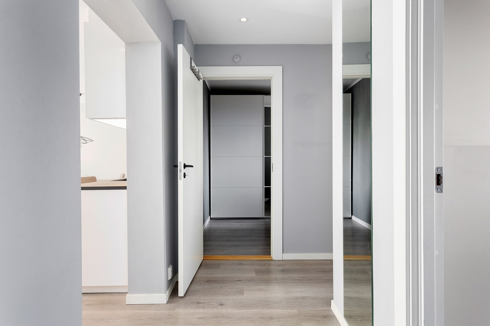 Hall med oppbevaringsplass. Galleribilde