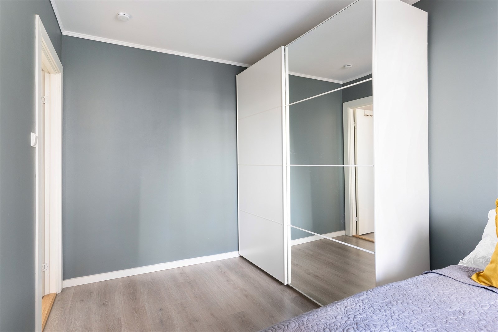 Skyvedørsgarderobe. Galleribilde