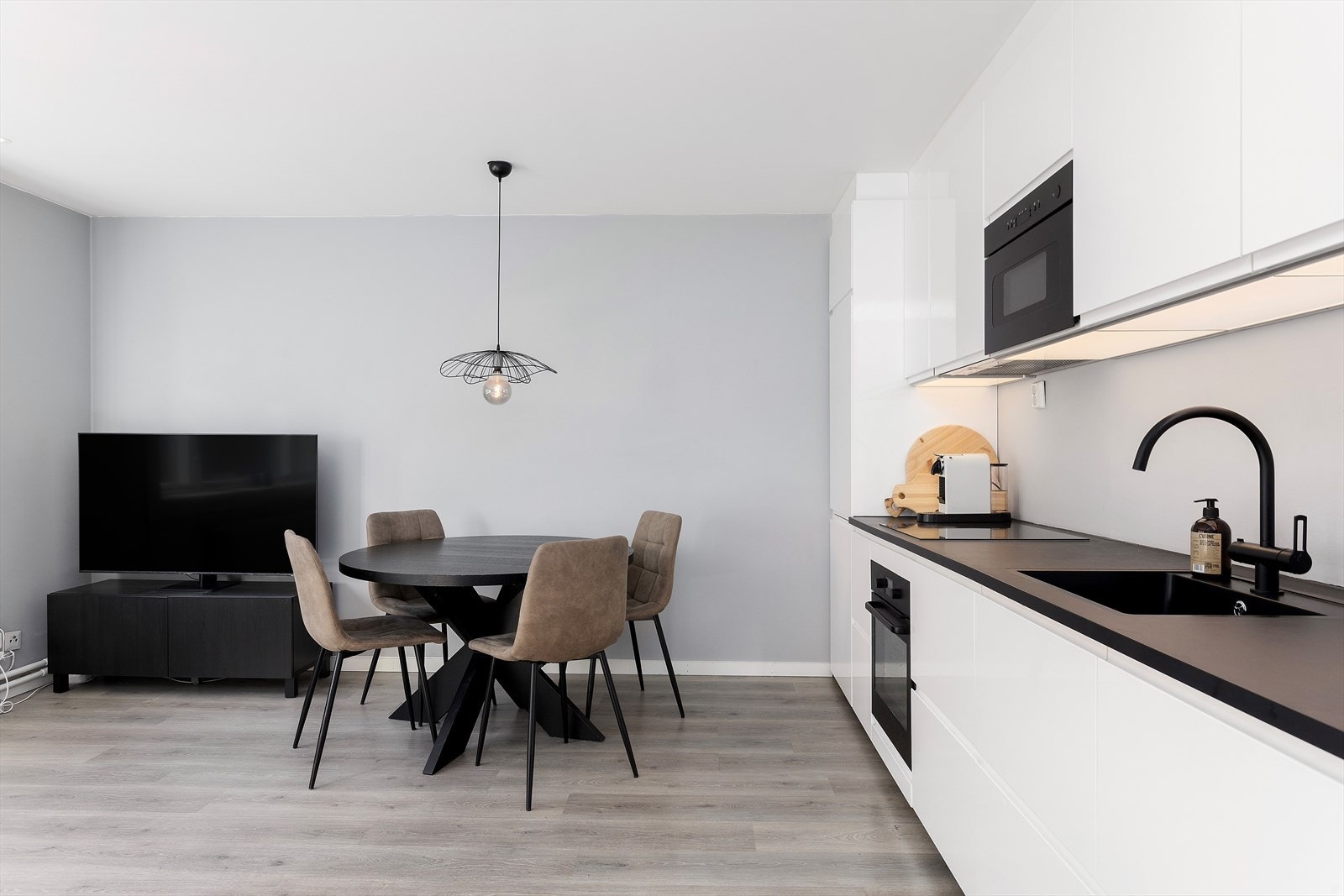 Plass til spisegruppe i tilknytning til kjøkkenet. Galleribilde