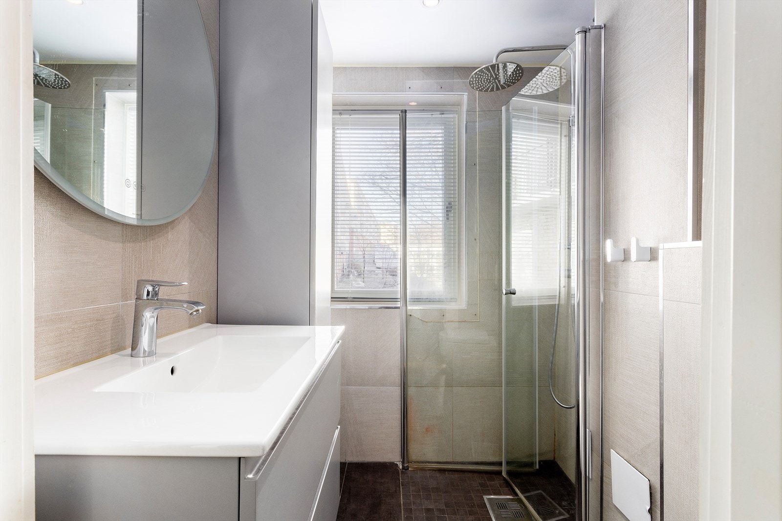 Lyst flislagt bad fra 2019/2020. Galleribilde