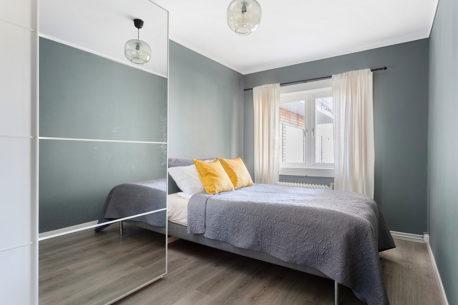 Soverommet fremstår romslig med plass til dobbeltseng og oppbevaringsmøblement. Galleribilde