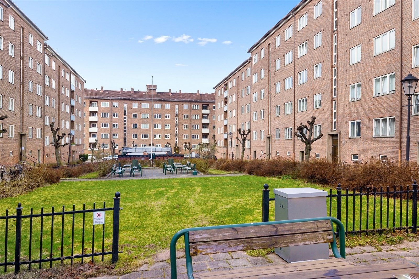 - Borettslaget har en skjermet bakgård som er flittig i bruk av beboerne - Galleribilde