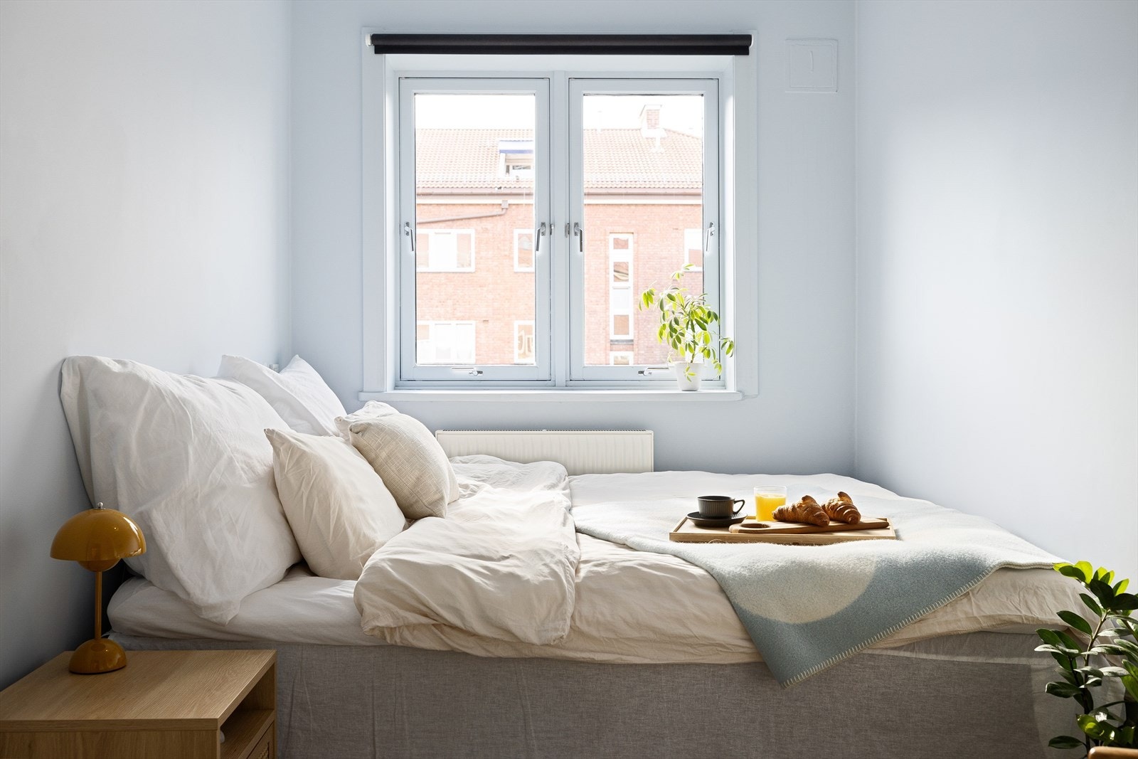 - Rommet er romslig og har god plass til dobbeltseng og nattbord - Galleribilde