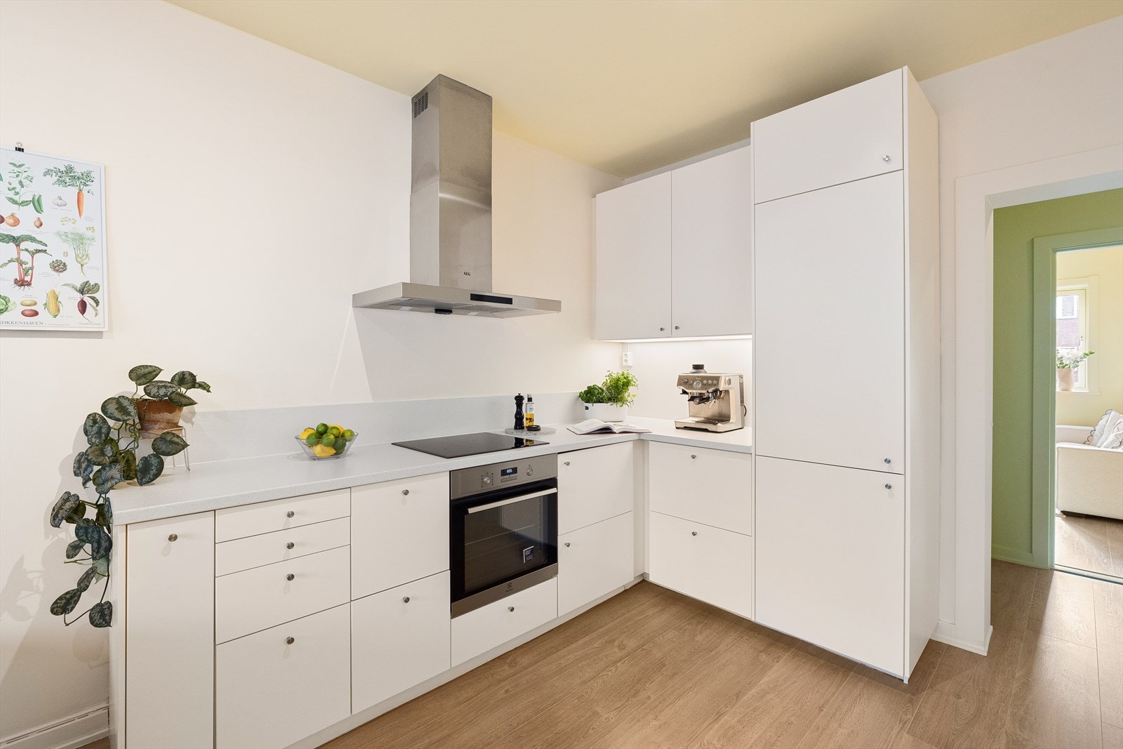 Kjøkkenet ble utvidet og oppgradert i 2023 med bla. ny benkeplate og oppgradering av ovn, stekeplate og ventilator - Galleribilde