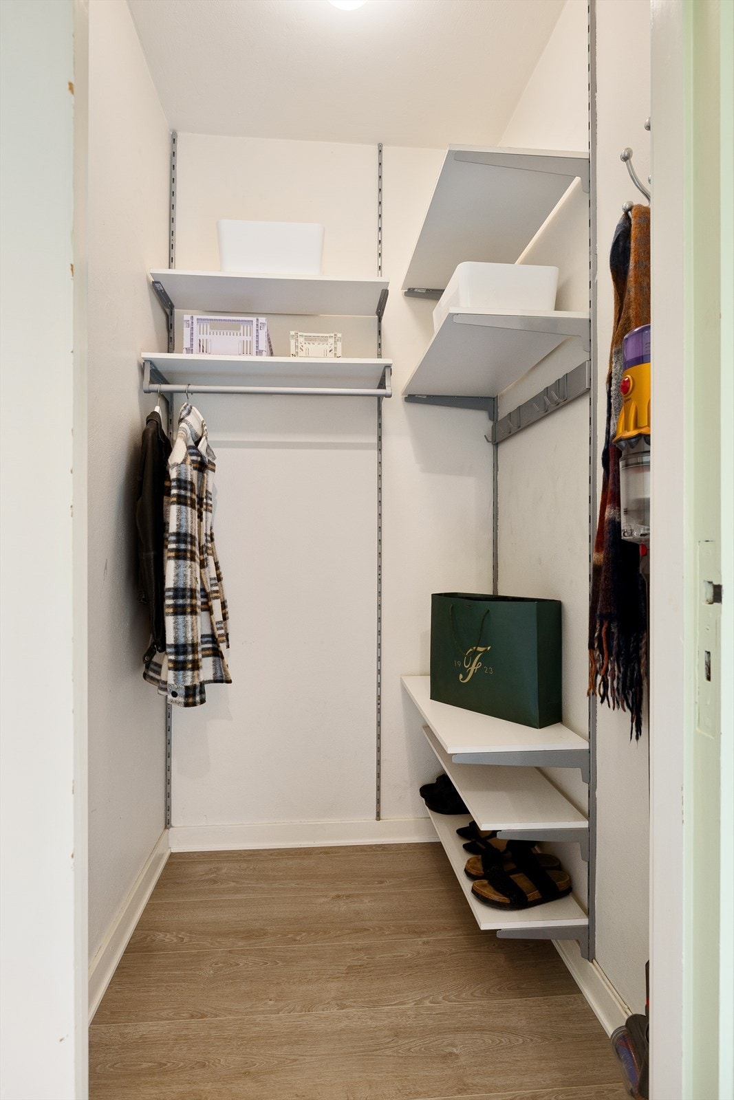 - Svært praktisk innvendig bod. I tillegg disponerer leiligheten en bod i kjeller og en på loftet - Galleribilde