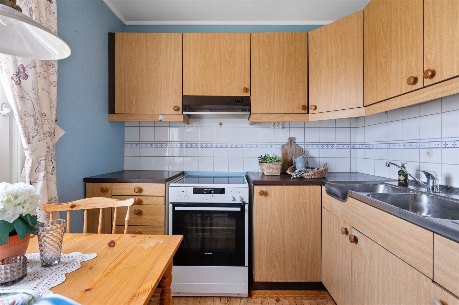 Innredning med mye skapplass i over- og underskap. Plass til koselig kjøkkengruppe
med tilhørende stoler Galleribilde