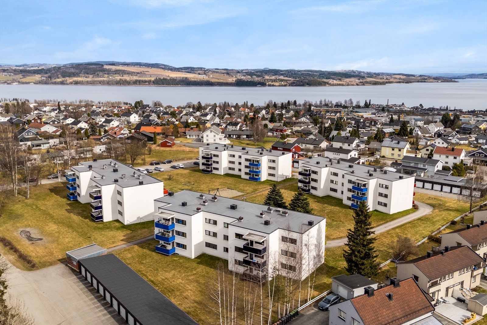 Dronebilde med utsikt mot Mjøsa Galleribilde