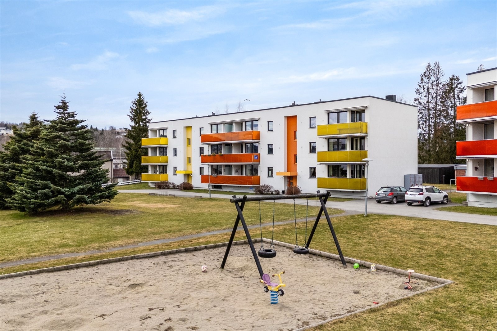 På fellesareal er det sandkasse og huskestativ Galleribilde