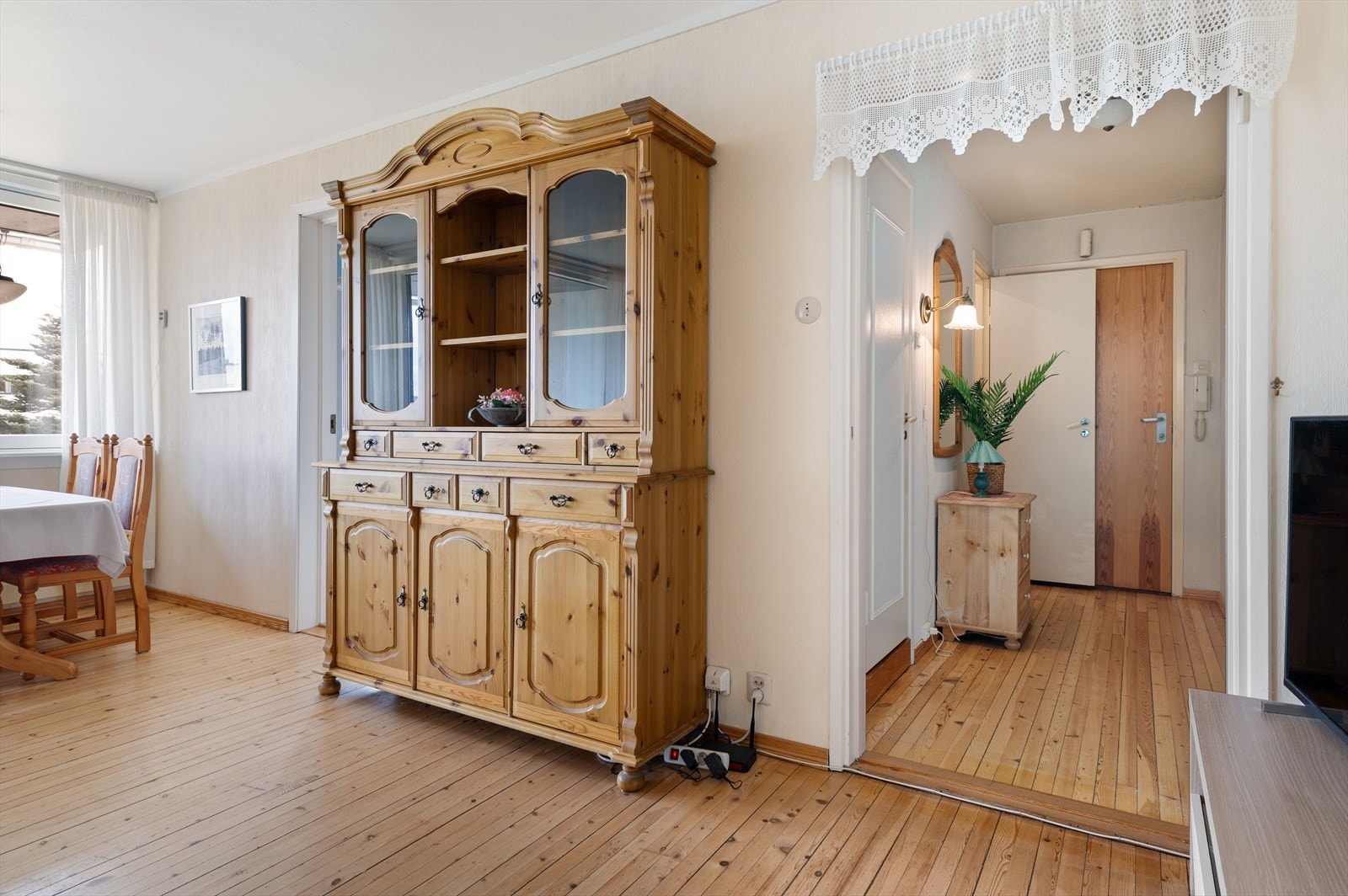 Stue mot entré, flotte originale tregulv. Galleribilde