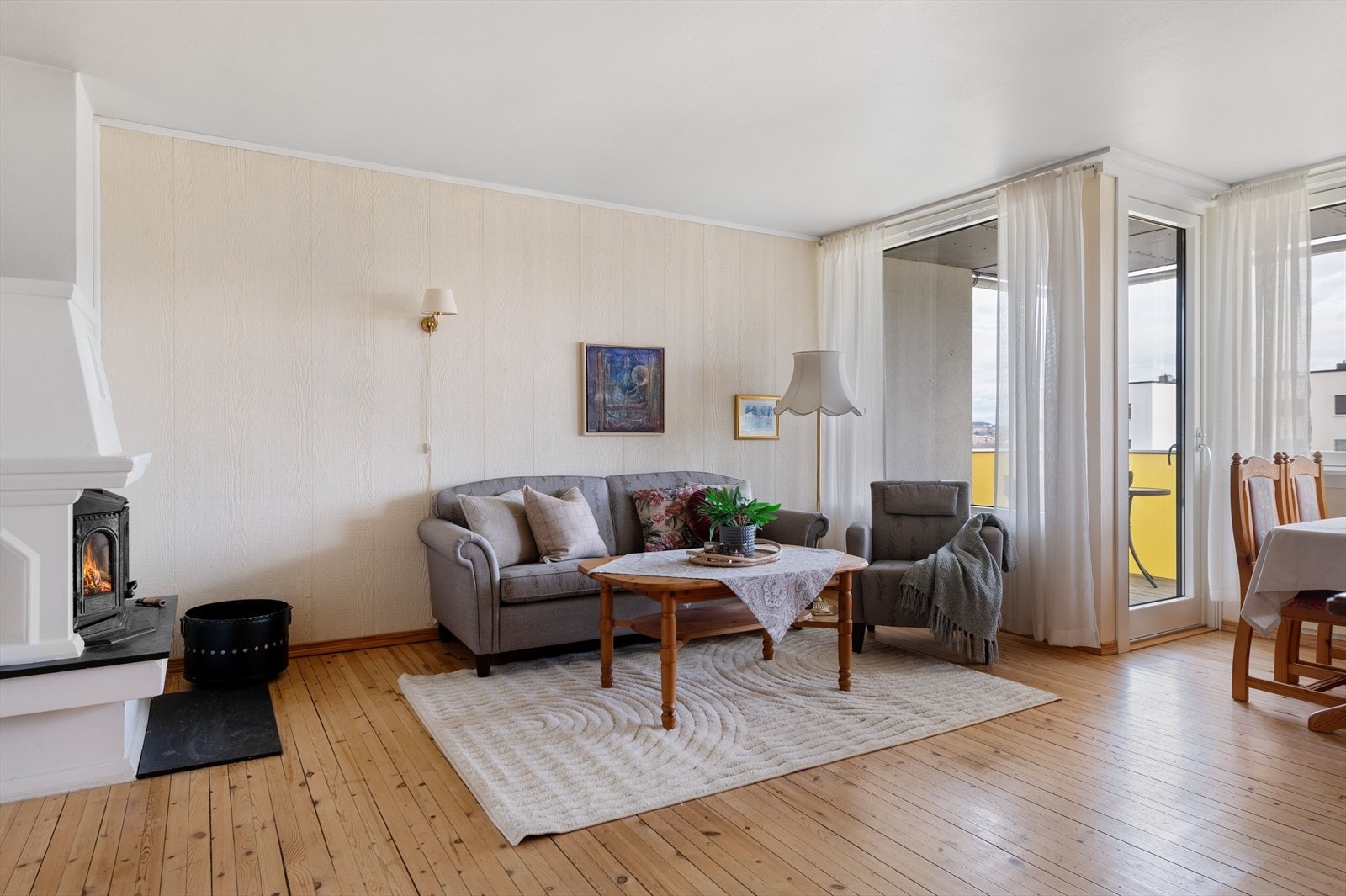 Romslig stue med utgang til sørøst vendt balkong Galleribilde