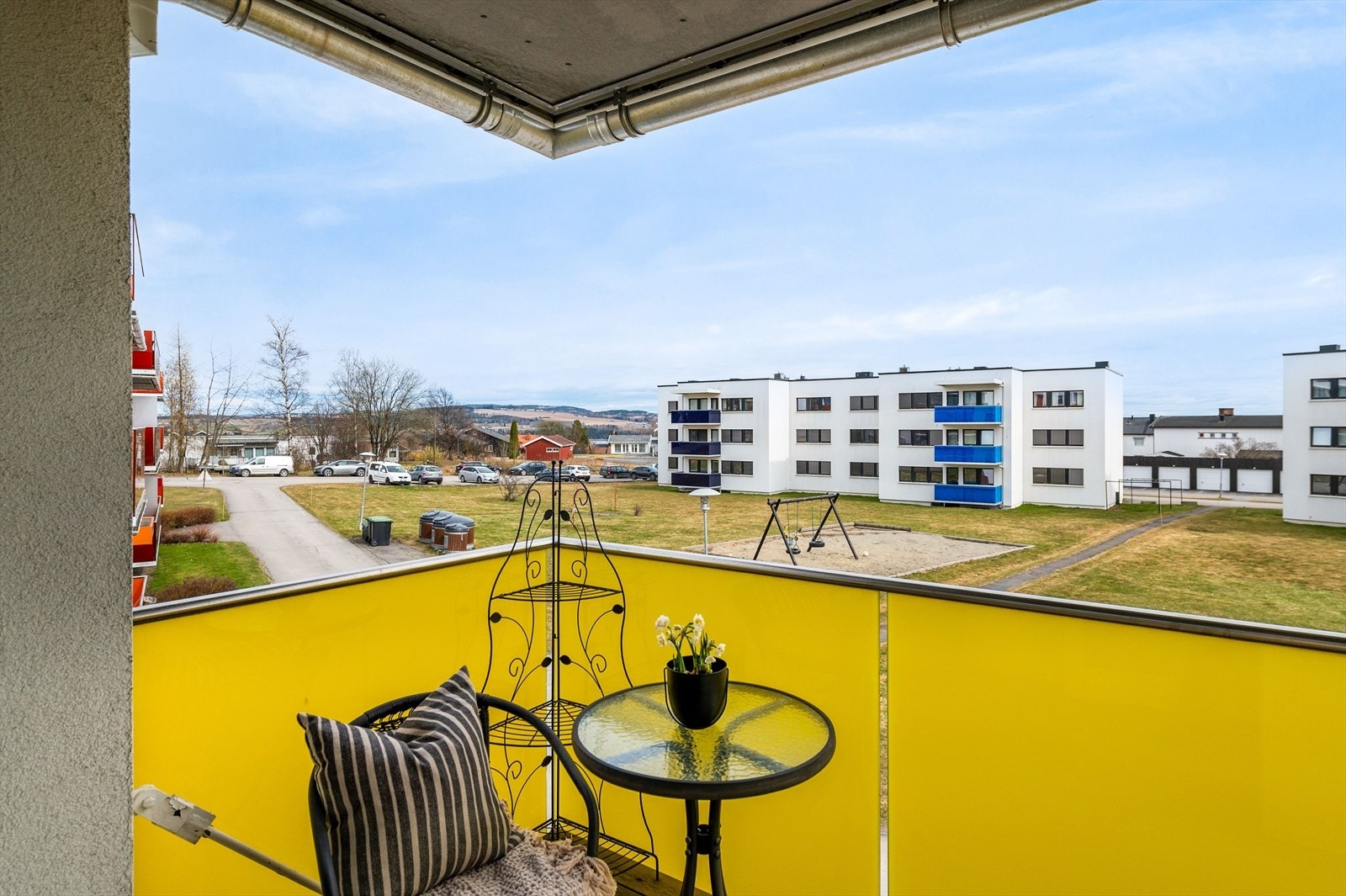 Fra balkongen er det fin utsikt til fellesarealer og nærliggende kulturlandskap. Galleribilde