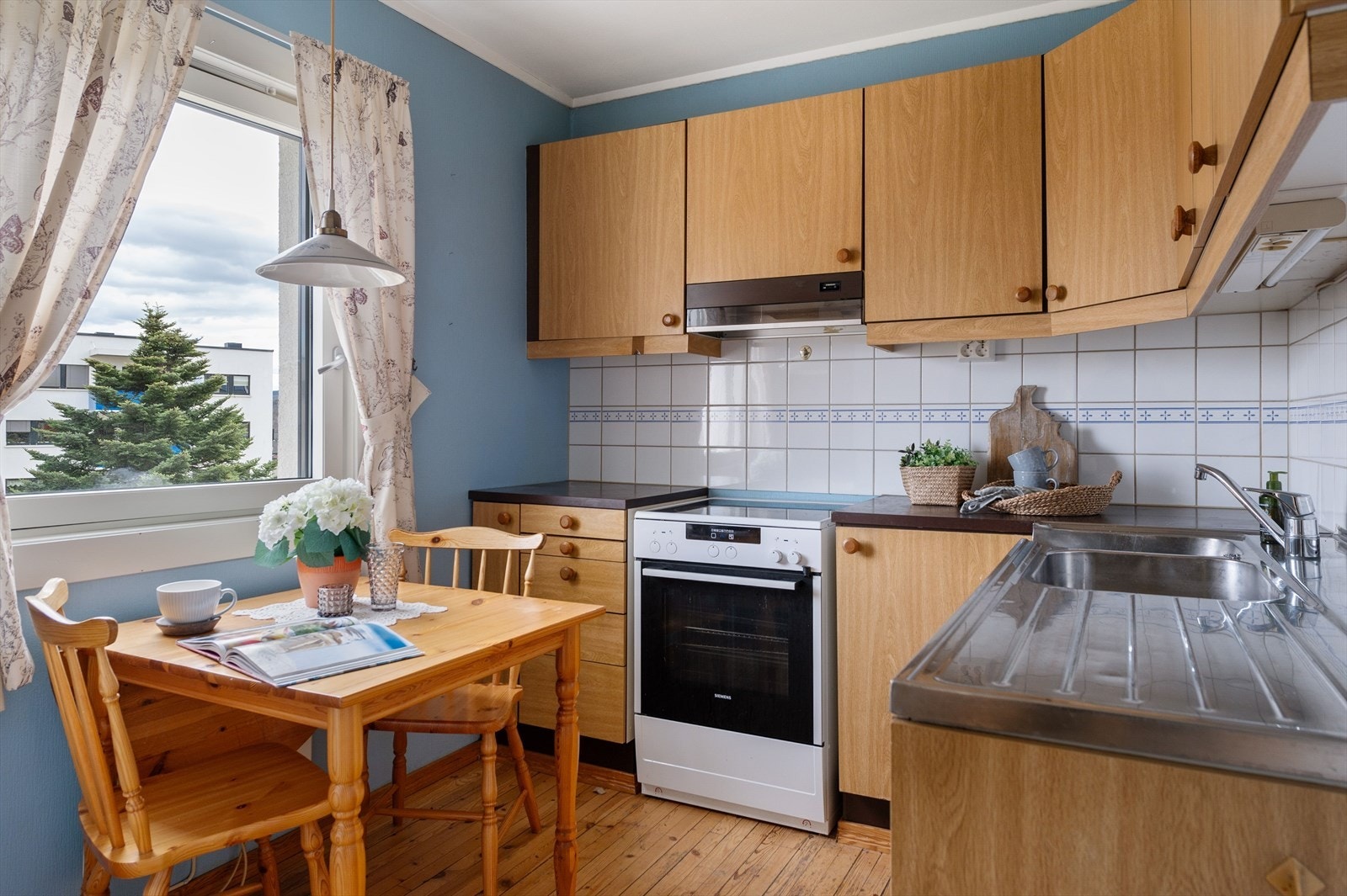 Koselig eldre kjøkken, lite slitt alder tatt i betraktning. Galleribilde