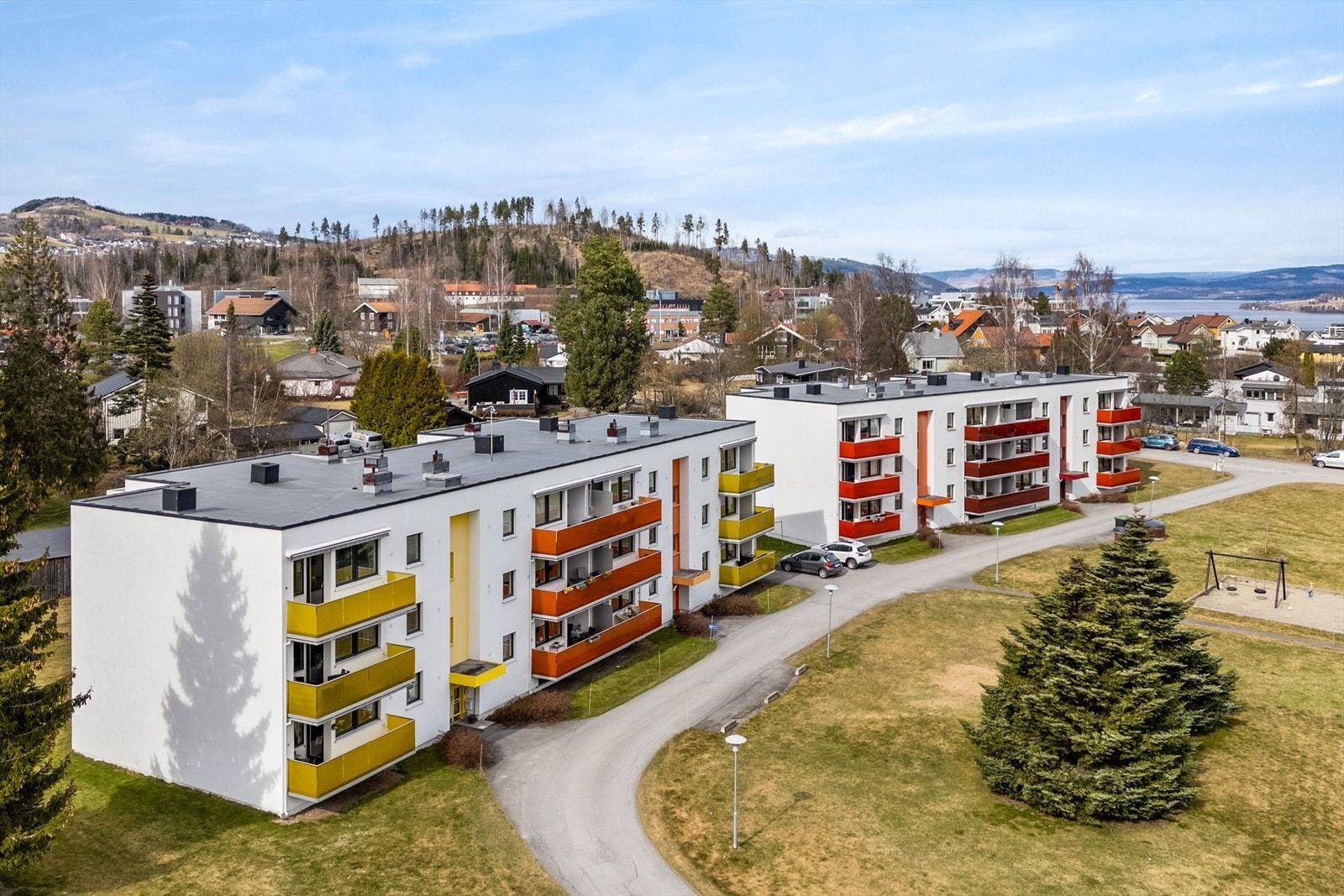 Dronebilde av borettslaget med tilhørende fellesareal Galleribilde