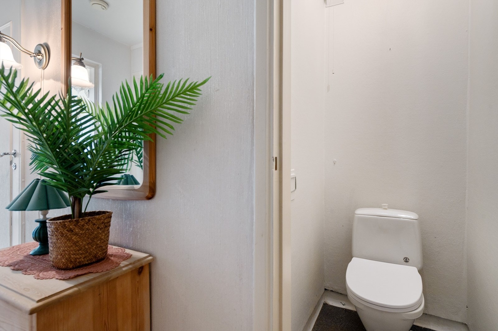 Separat toalettrom med adkomst fra gang. Galleribilde