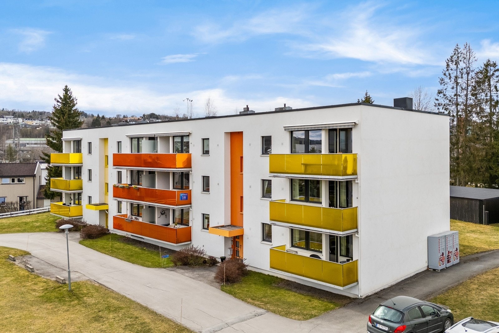 Leiligheten ligger fint til på ende i 2.etasje, med romslig balkong med utsikt. Galleribilde