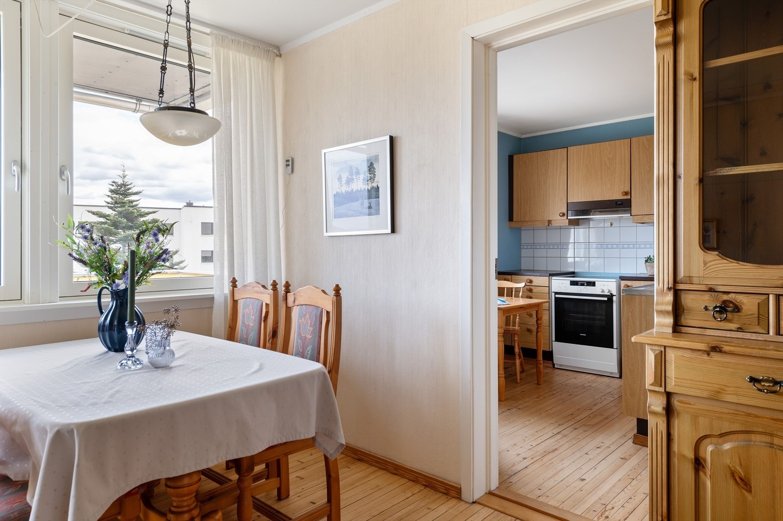 Spisestuen er strategisk plassert ved adkomst til kjøkkenet Galleribilde